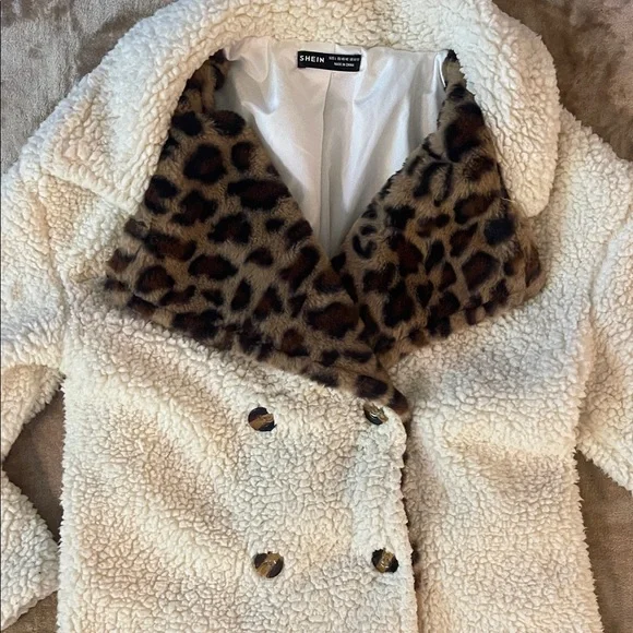 đź‘‘SHEIN Cream Fleece Coat with Leopard Print Accent - Picture 2 of 6